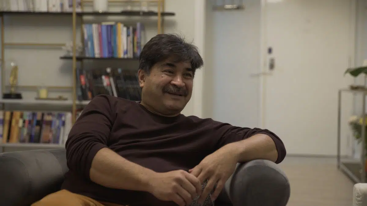 Crítica de “Semillas que caen lejos de sus raíces”: Tomás Lipgot y la  integración cultural de los migrantes chinos | EscribiendoCine