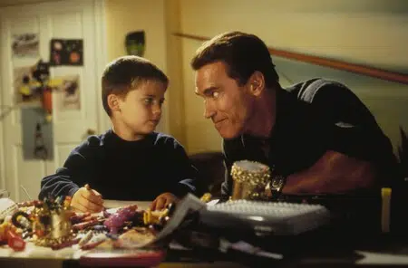 Un padre en apuros': 25 años de la delirante película en la que Arnold  Schwarzenegger salvó la Navidad pero no su carrera como estrella de cine  familiar