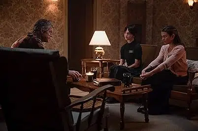 Hugh Grant, Chloe East, and Sophie Thatcher in Hereje (2024)
