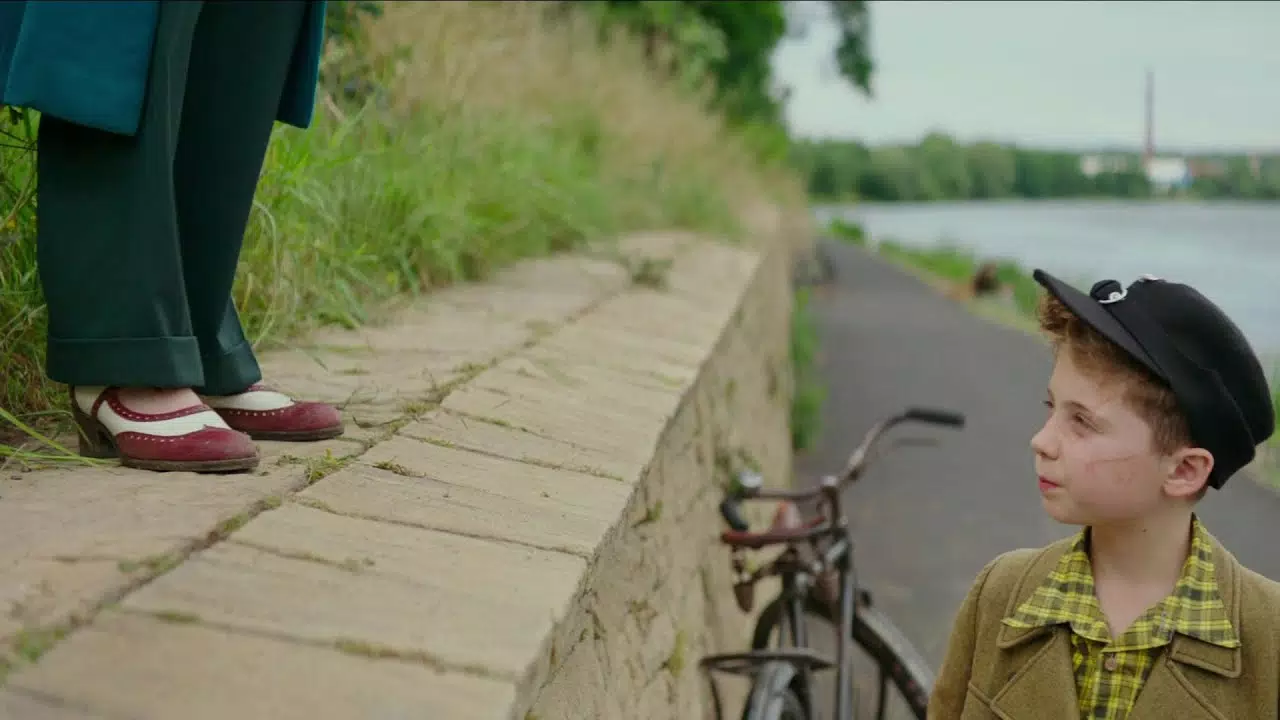 Jojo Rabbit: El significado tras el baile y los zapatos - YouTube