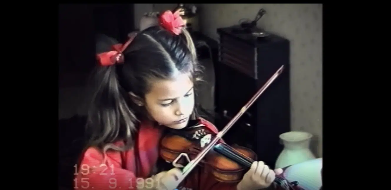 Niña con una guitarra

Descripción generada automáticamente con confianza baja
