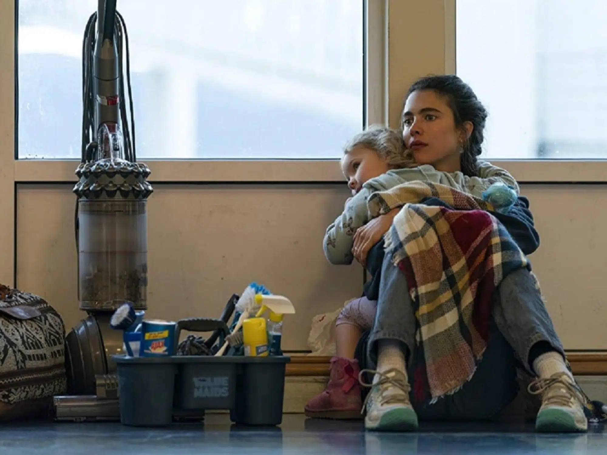 Maid, la serie sobre una madre maltratada que empieza a limpiar casas, entre otras limpiezas más profundas