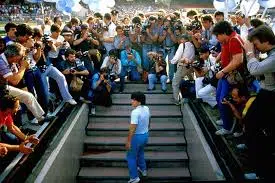Se cumplen 39 años de la presentación de Maradona en Napoli y esta icónica imagen en las escaleras del San Paolo, hoy llamado Diego Armando Maradona. Asistieron 80 mil personas ⚽️❤️🇦🇷🔟