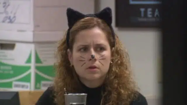 Orejas de gato negro de Pam Beesly (Jenna Fischer) en La oficina (S02E05) | Spotern
