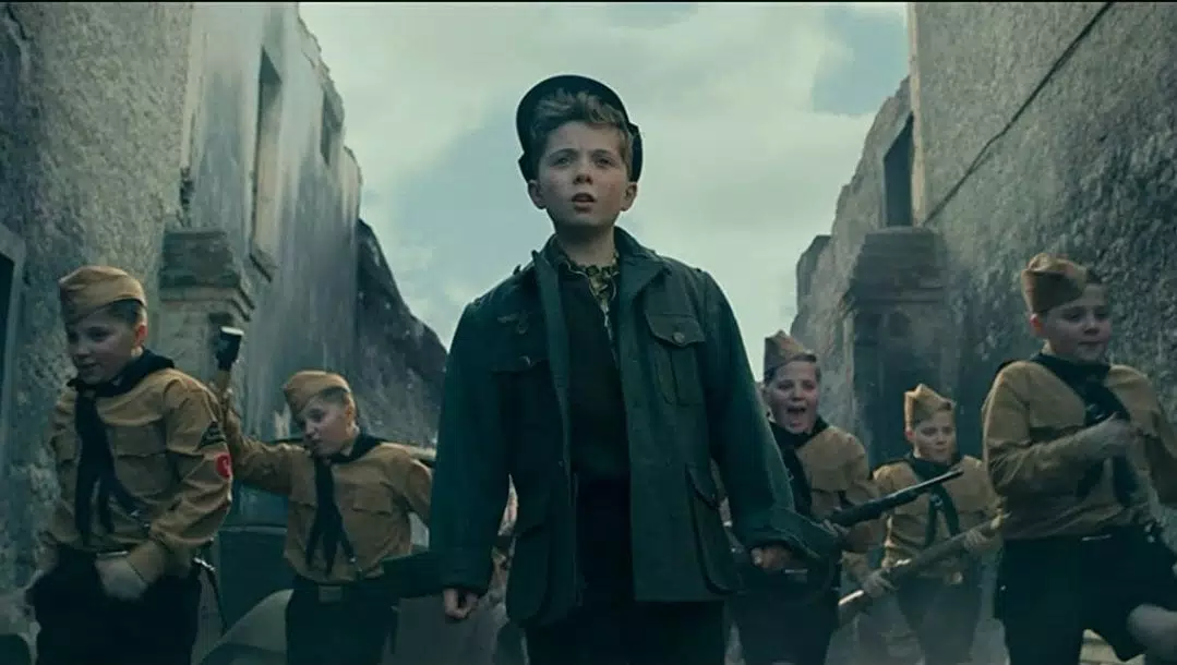 In Jojo Rabbit (2019) all the clones are played by Gibly Griffin Davis and  Hardy Griffin Davis, twin brothers of Jojo actor Roman Griffin Davis :  r/MovieDetails