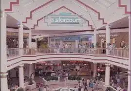 Dato curioso: El centro comercial Starcourt se construyó realmente dentro  de un centro comercial abandonado en Georgia, no en un plató de sonido. : r/ StrangerThings