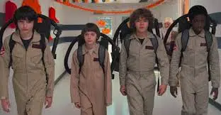 Me encanta esta escena. Parece que van vestidos de Cazafantasmas. :  r/StrangerThings