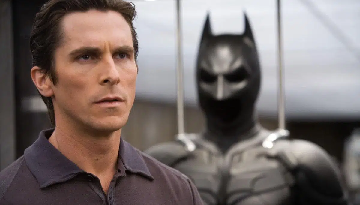 5 Ways Bruce Wayne Is Different Between Batman Begins & Dark Knight (& 5  He's The Same)