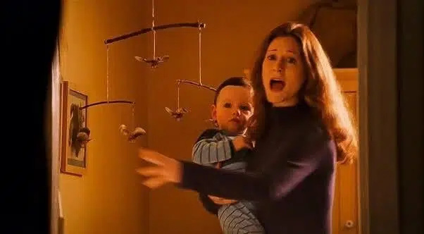 He detectado un pequeño error de continuidad o me estoy perdiendo algo? En  la primera película, Lily lleva un jersey de cuello alto negro cuando la  matan, pero lleva algo diferente cuando