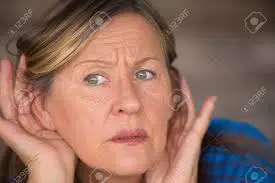 Retrato Atractiva Mujer Madura Con Las Manos En Los Oídos De Escuchar Con Curiosidad La Expresión Facial Y Ansioso Por El Ruido O Sonido Fuerte, Fondo Borroso. Fotos, retratos, imágenes y fotografía