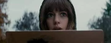 Póster oficial de Colossal la película de Nacho Vigalondo – Fin de la  historia