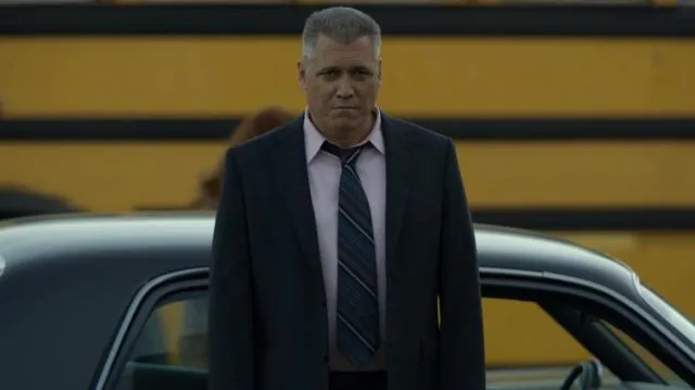 Corbata rayada de Bill Tench (Holt McCallany) en Mindhunter (S02E08) |  Spotern