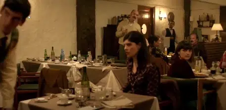 Personas sentadas en una mesa
Descripción generada automáticamente
