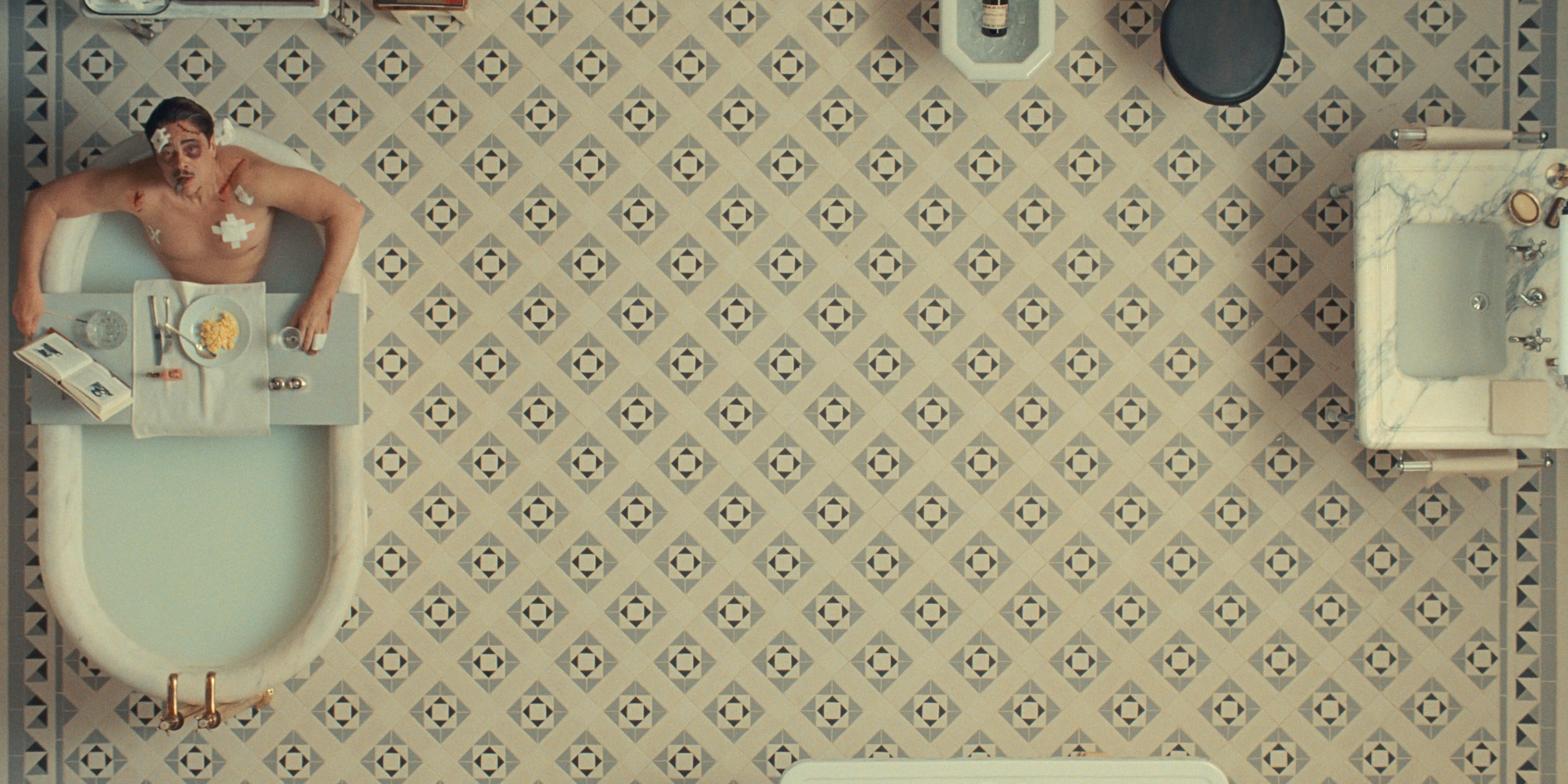 Benicio Del Toro stars as Zsa-Zsa Korda in director Wes Anderson's THE PHOENICIAN SCHEME, a Focus Features release. Credit: Courtesy of TPS Productions/Focus Features © 2025 All Rights Reserved.