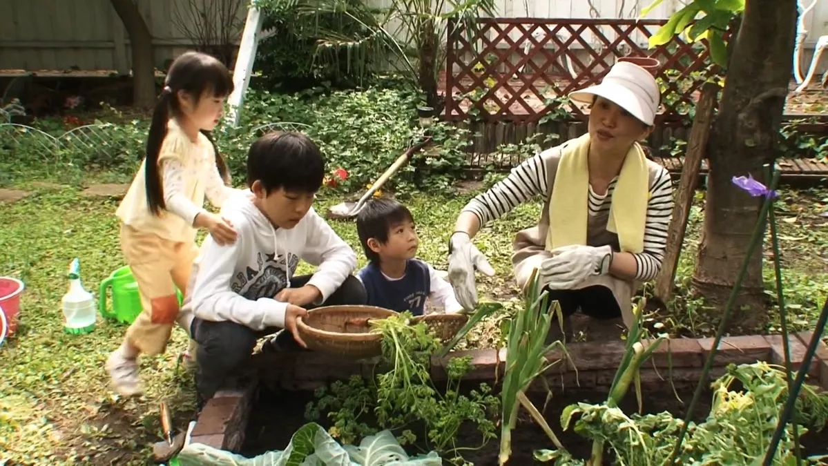 Saiko! The Large Family (2009) Film Review