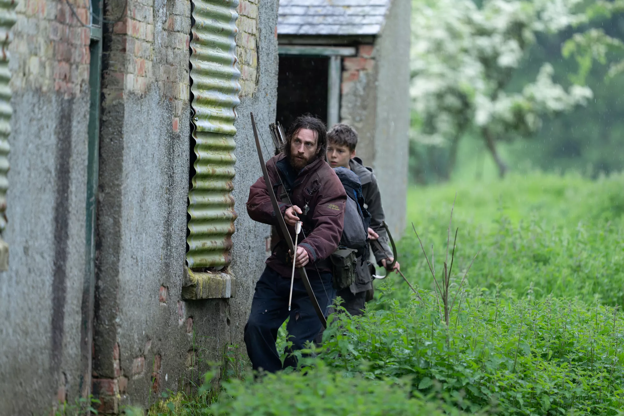  Jamie (Aaron Taylor-Johnson) and his son Spike (Alfie Williams) in Columbia Pictures' 28 YEARS LATER.