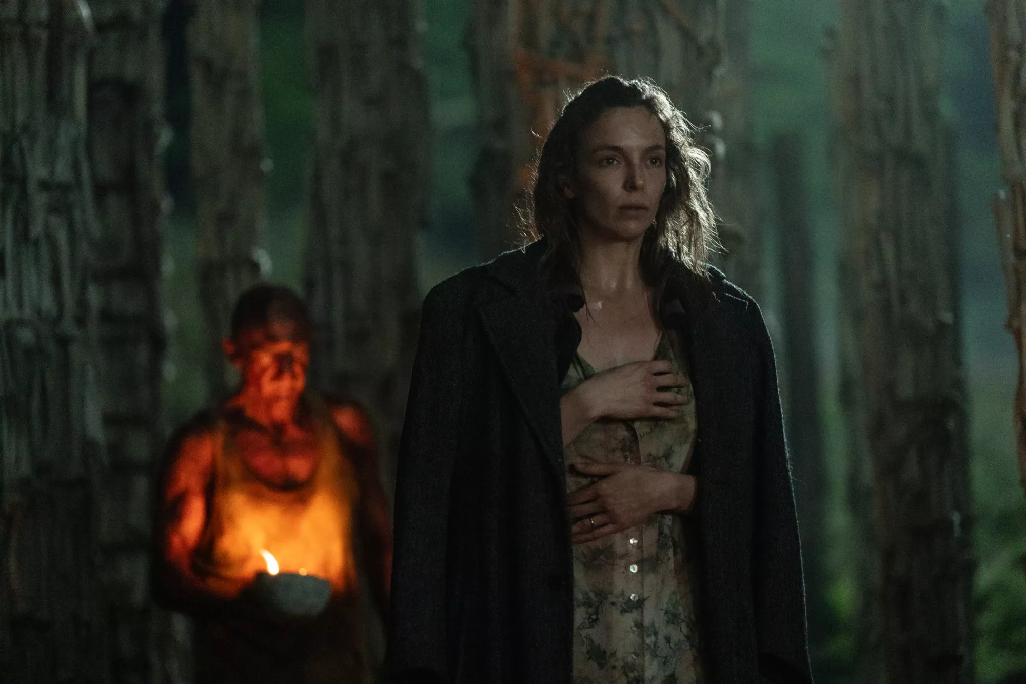 Dr. Kelson (Ralph Fiennes) and Isla (Jodie Comer) in Columbia Pictures' 28 YEARS LATER.