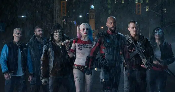 Un grupo de personas de pie en la calle

El contenido generado por IA puede ser incorrecto.