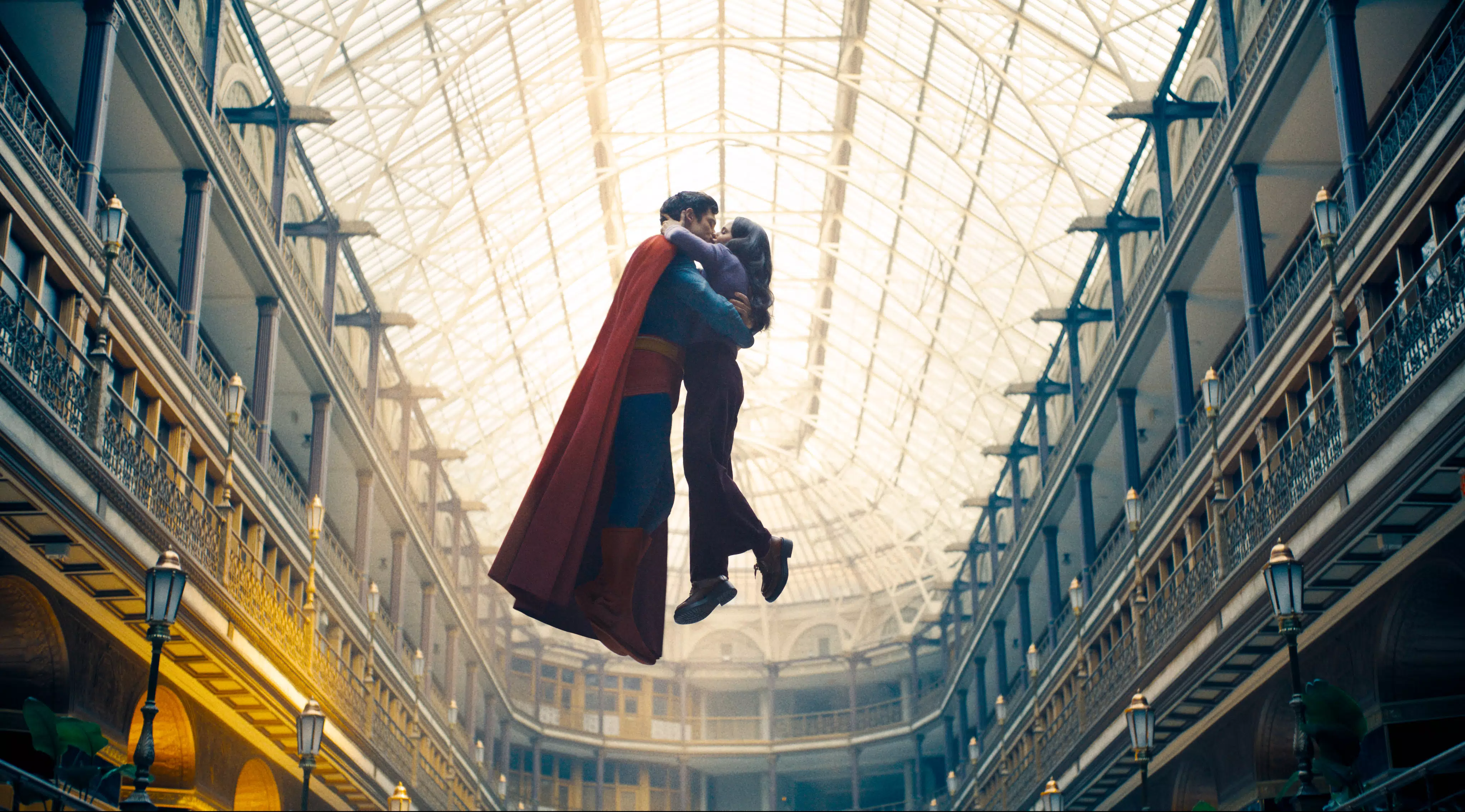 DAVID CORENSWET as Superman and RACHEL BROSNAHAN as Lois Lane in DC Studios’ and Warner Bros. Pictures’ “SUPERMAN,” a Warner Bros. Pictures release.