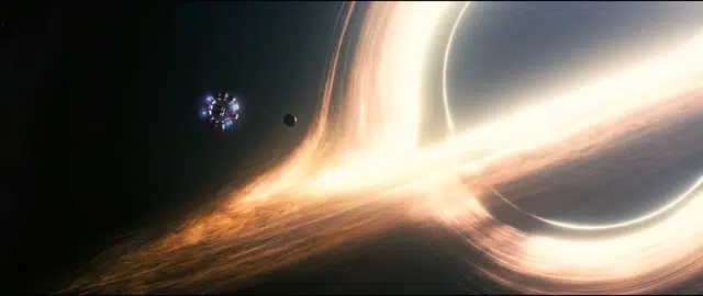 r/MovieDetails - En Interstellar (2014), el agujero negro era tan científicamente preciso que tardaron unas 100 horas en renderizar cada fotograma en el motor de física y efectos visuales. O sea, cada segundo que ves tardó unos 100 días en renderizarse para la copia final.