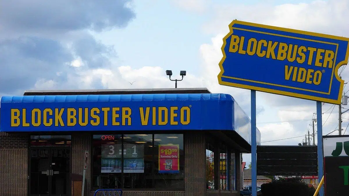 La historia de Blockbuster, la cadena global de videoclubes que sucumbió  bajo las garras del streaming