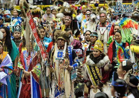 Nativos reales en un powwow.