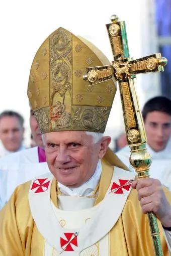 Pope Benedict XVI_peliplat