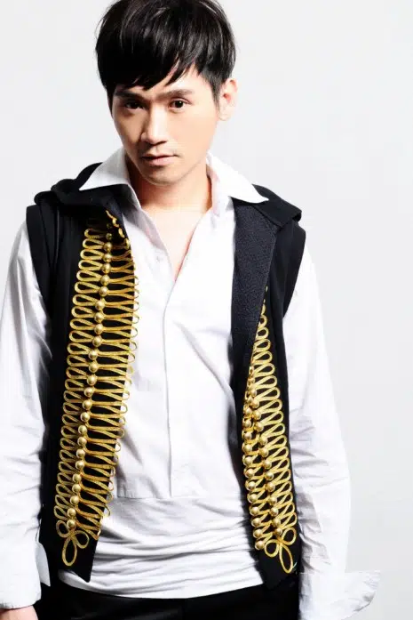 Jet-Qi Yi