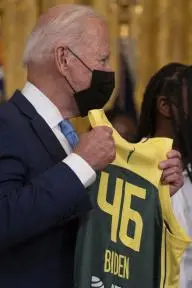 President Biden welcomes WNBA team Seattle Storm to honor 2020 championship_peliplat