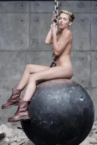 Miley Cyrus: Wrecking Ball_peliplat
